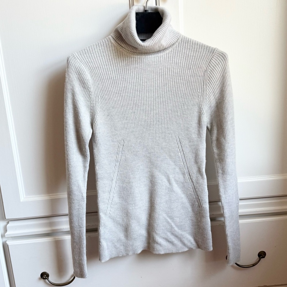 Theory grey 100% merino wool turtleneck, size M